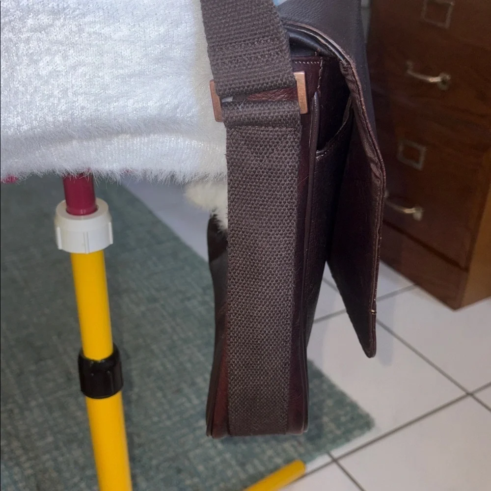 Kenneth Cole Men's Brown Leather Messenger /business bag shoulder/Crossbody bag